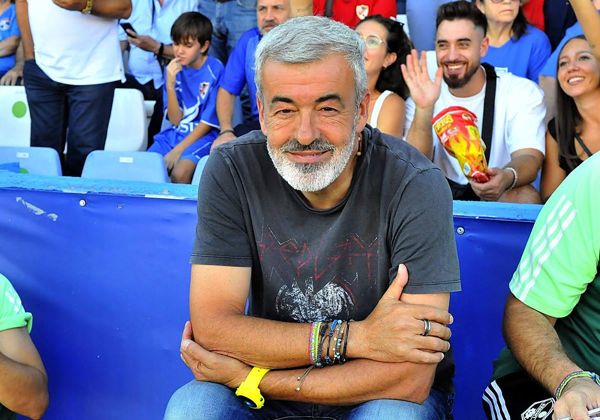 Óscar Fernández en el banquillo de Linarejos.