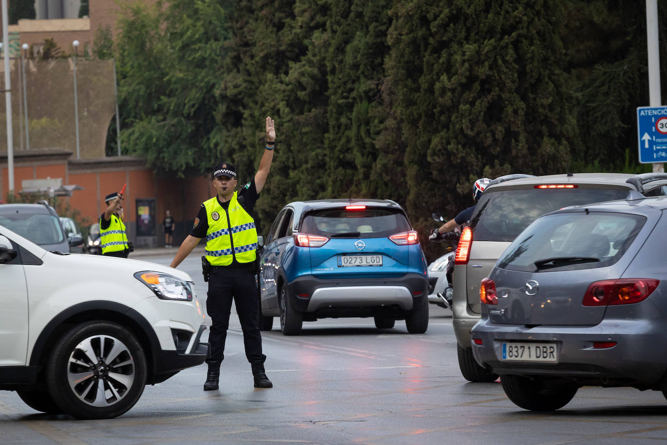 Un agente de la Policía Local de Granada regula el tráfico