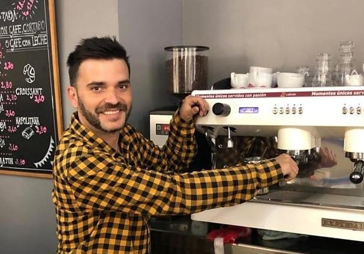 Jesús Soriano es camarero desde los 15 años de edad.