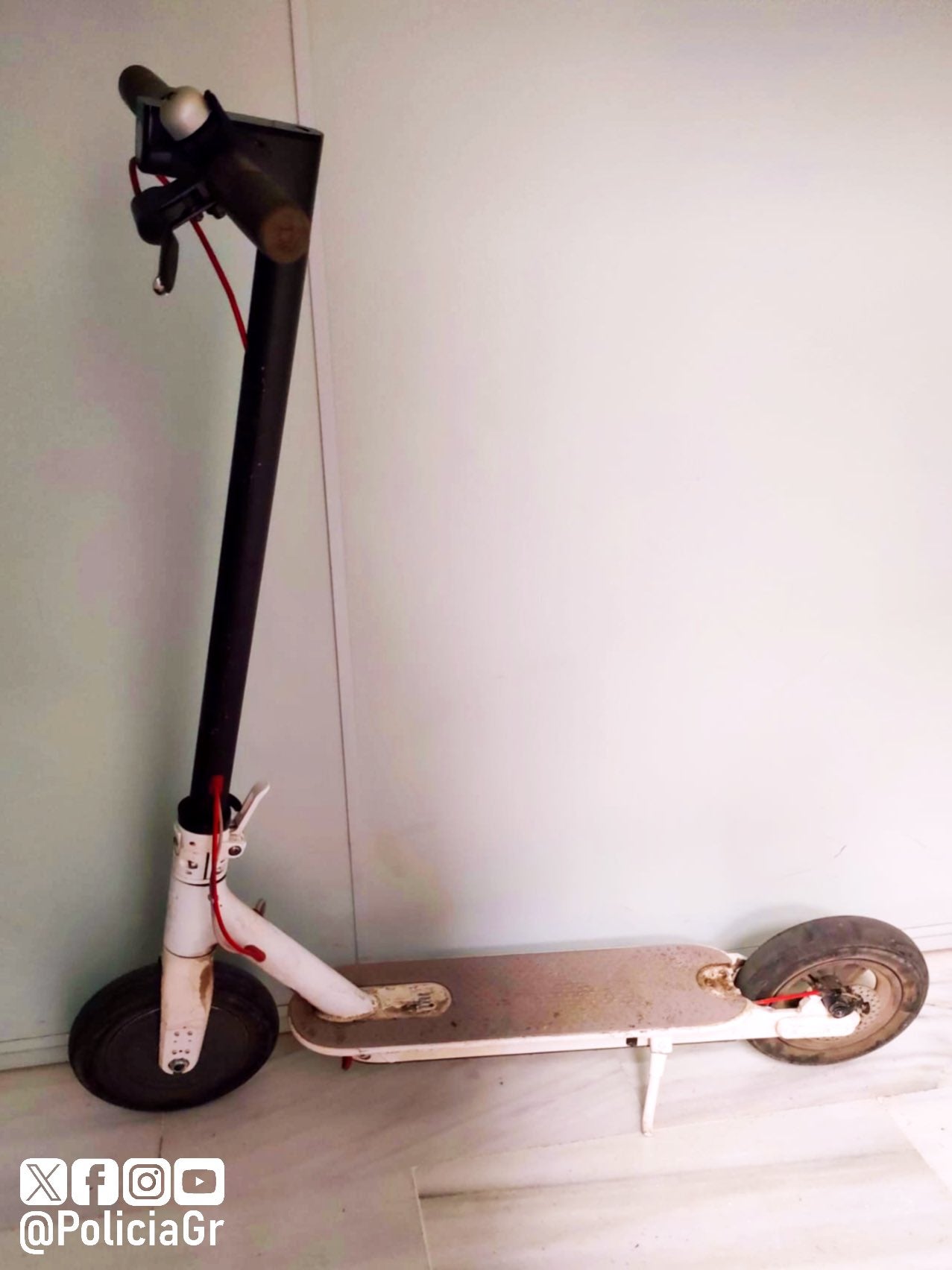 Patinete robado que conducía el detenido.