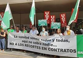 Concentración de enfermeros en junio, ante el Hospital Médico Quirúrgico de Jaén.