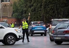 Un agente de la Policía Local de Granada regula el tráfico