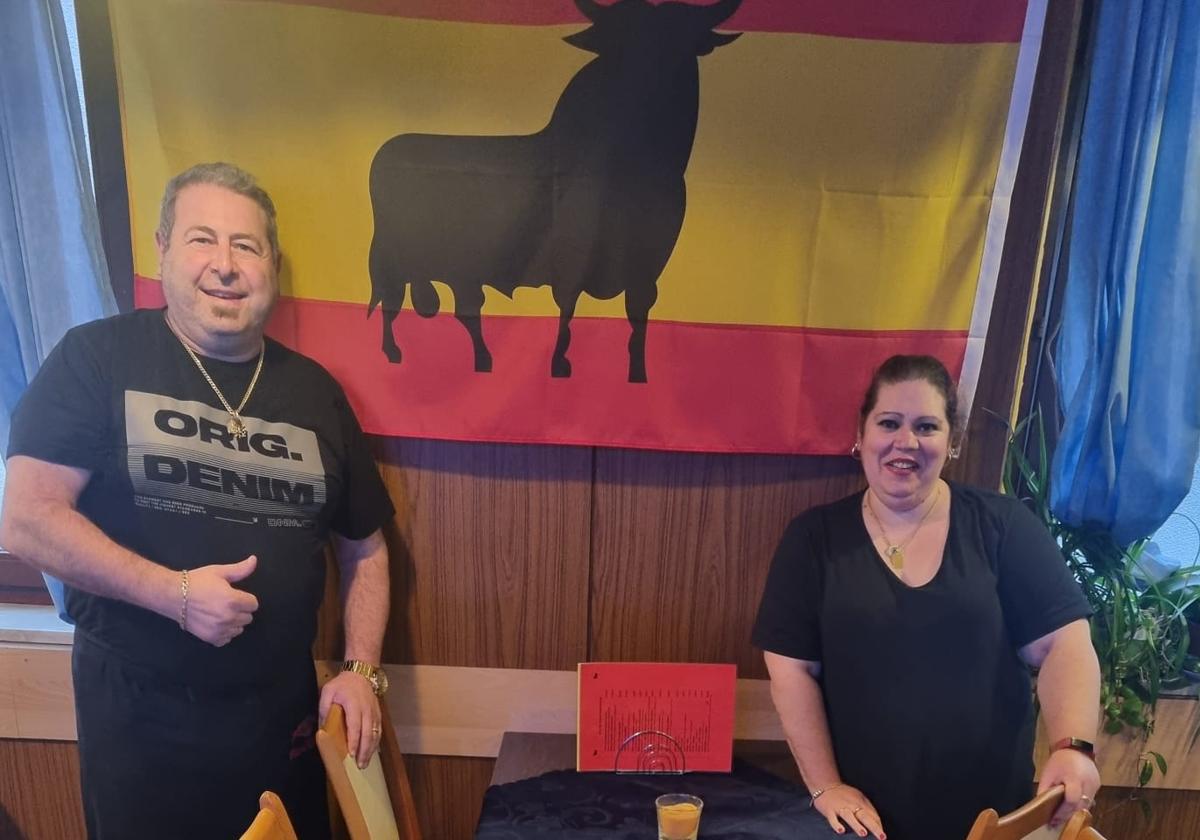 Luis Alberto y Antonia en 'Linares', su bar de tapas en Alemania.