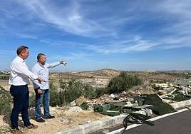 Visita al vertedero de Javier Padorno y Carlos Alberca.