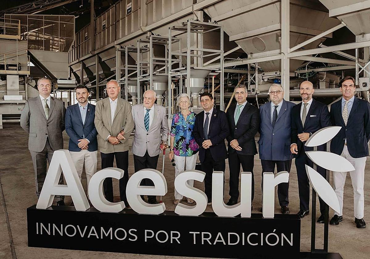 Autoridades y representantes del grupo empresarial Acesur, en la inauguración de su nueva almazara.