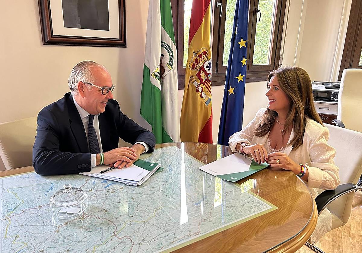 El delegado del Gobierno andaluz en Jaén y la alcaldesa de Linares.