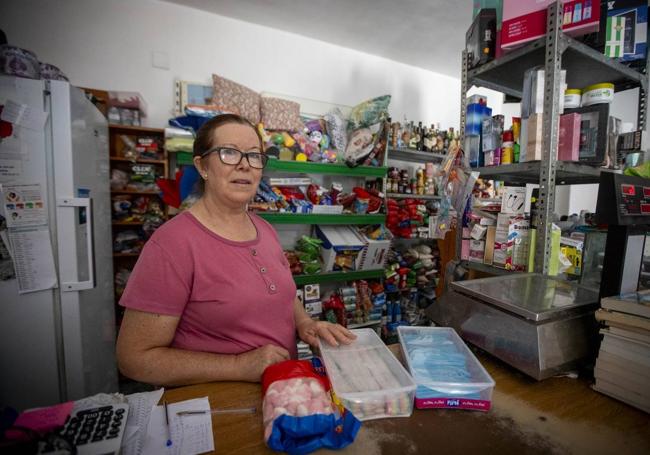 Lola, 35 años de su tienda en Alfornón.