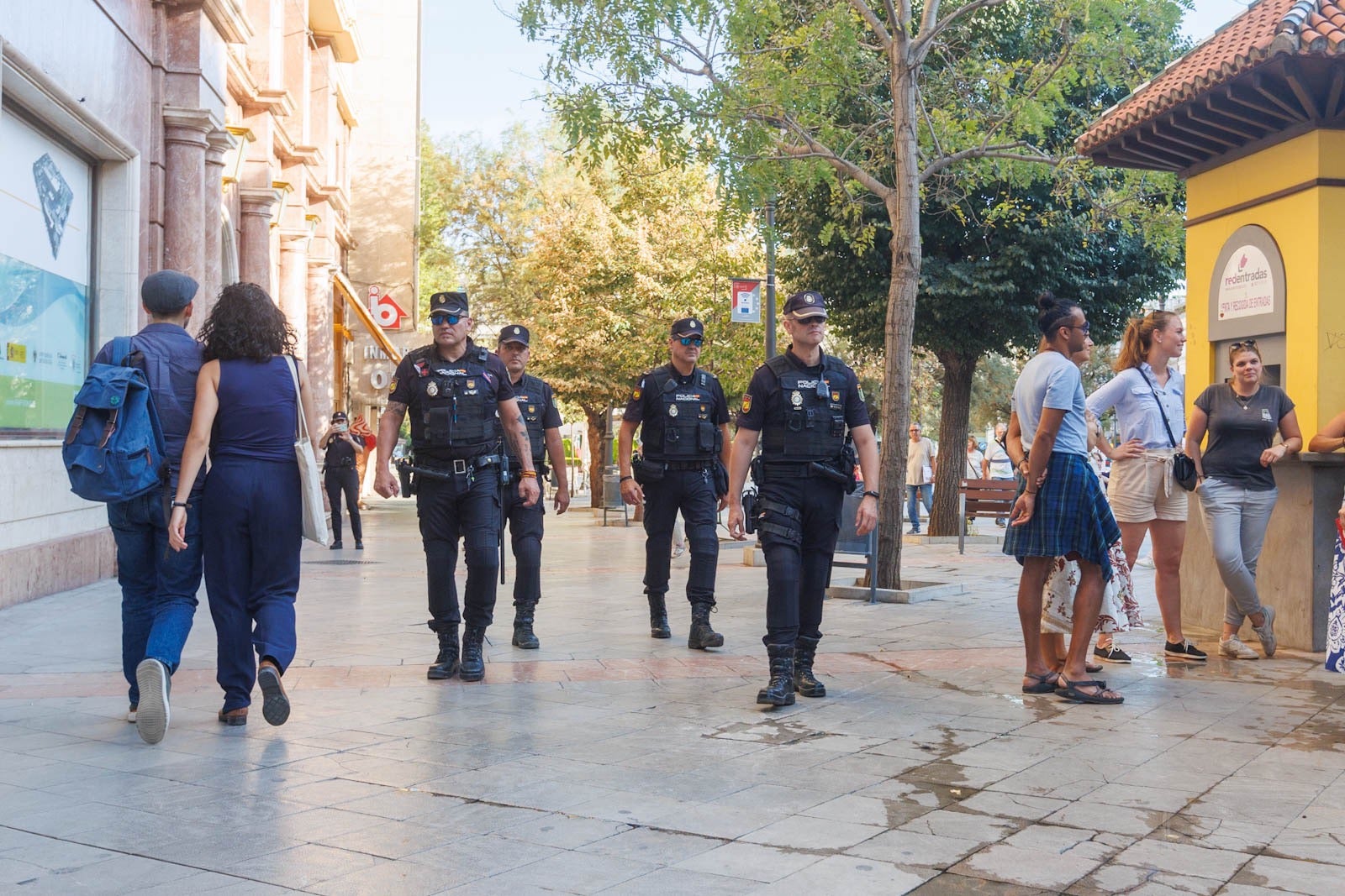 Las imágenes de la policía custodiando el Centro de Granada