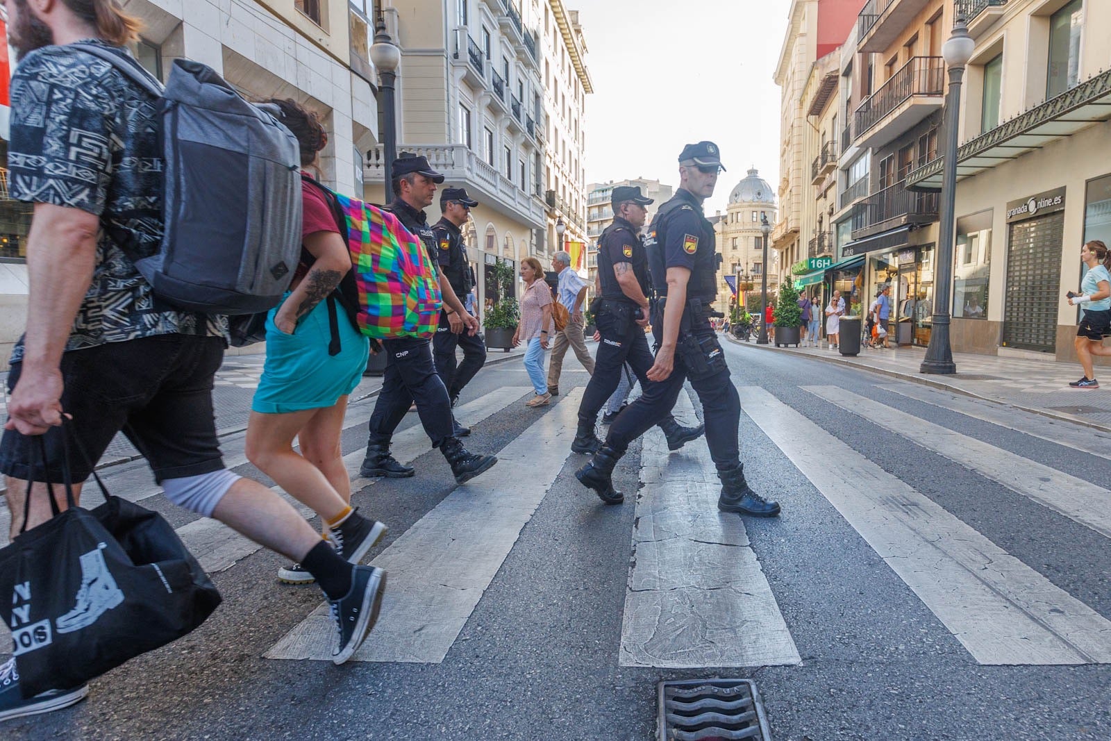 Las imágenes de la policía custodiando el Centro de Granada