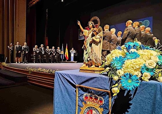 La imagen del Ángel de la Guarda custodió la celebración en el Auditorio Maestro Padilla.