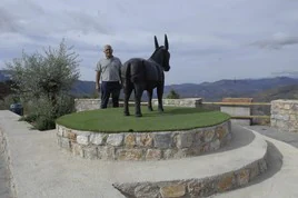 Carataunas dedica una escultura de bronce al burro alpujarreño
