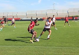 Miguel Rubio presiona a Lassina Sangaré, del filial, durante el entrenamiento de este miércoles.