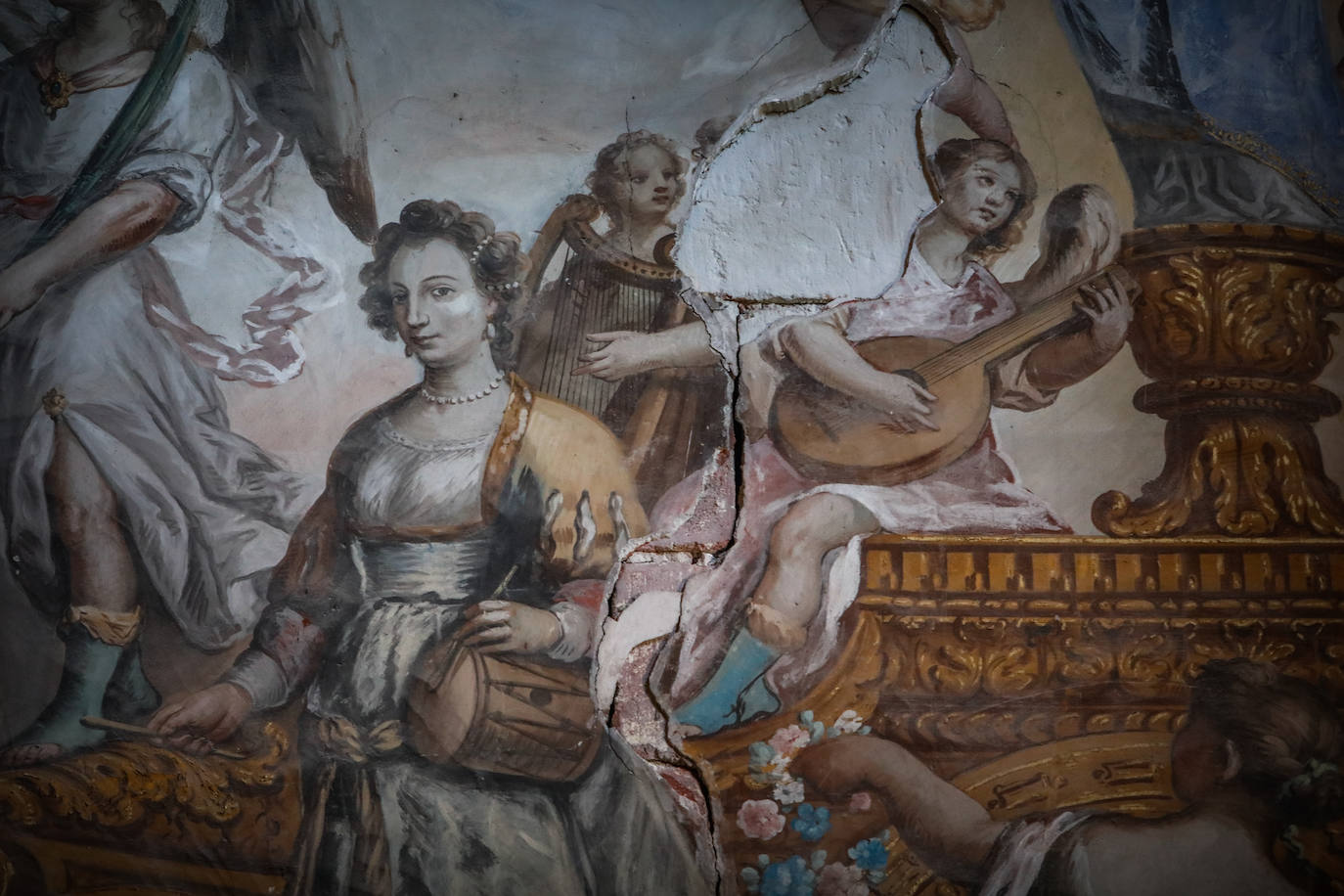 Imagen principal - Arriba, detalle de la grieta en el coro. Abajo, brechas en ventana cegada y exterior de la torre donde se observa la diferencia de tonalidad entre las piedras antiguas y las que se colocaron en los años sesenta. 