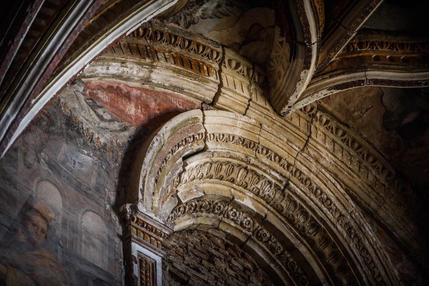 Imagen secundaria 1 - Arriba, detalle de la grieta en el coro. Abajo, brechas en ventana cegada y exterior de la torre donde se observa la diferencia de tonalidad entre las piedras antiguas y las que se colocaron en los años sesenta. 