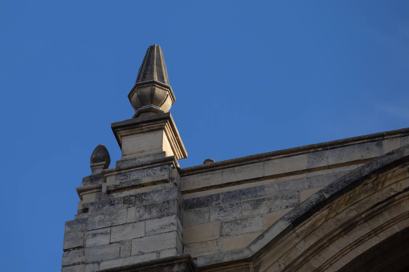 Imagen secundaria 2 - Pináculos en los que se eliminó el remate por riesgo de desprendimiento. 