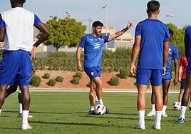 Gonzalo Melero indica una jugada a sus compañeros en la sesión de este miércoles.