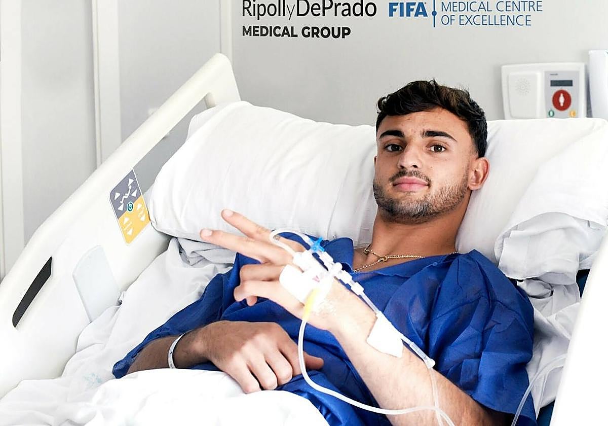 Marc Pubill en la cama de su habitación en el hospital tras ser operado.