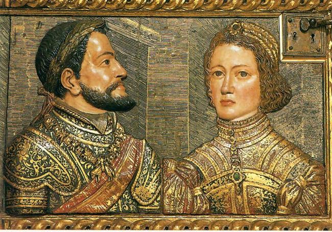 Los anfitriones de la Cumbre, el emperador Carlos V y la emperatriz Isabel, en un relicario de Alonso de Mena, de la Capilla Real.