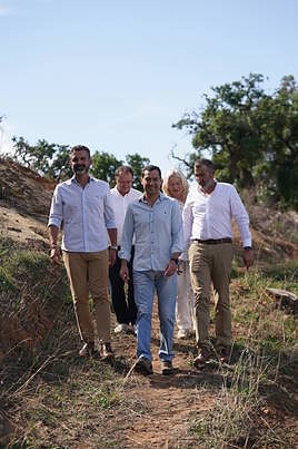Juanma Moreno y el consejero Fernández-Pacheco, con otros responsables en Los Alcornocales.