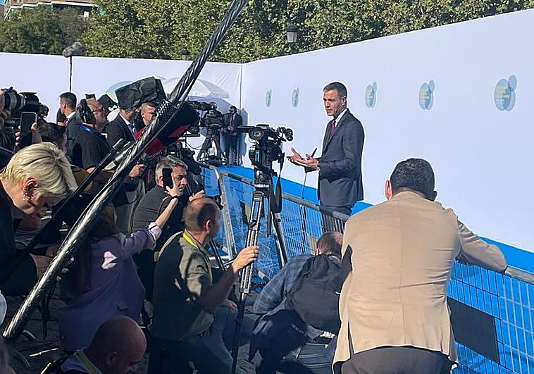 Pedro Sánchez atiende a los medios de comunicación antes del inicio de la cumbre en Granada.