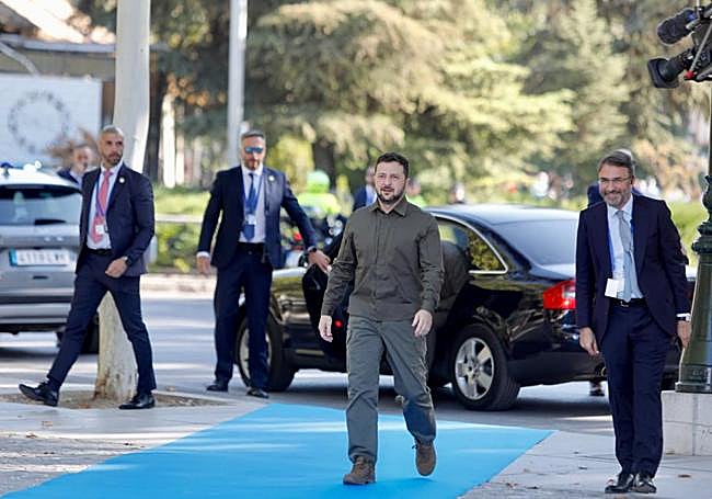 Zelenski llegando al Palacio de Congresos.