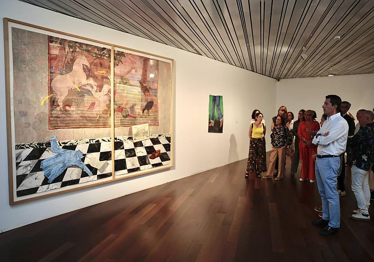 Los visitantes observan la obra de Miki Leal.