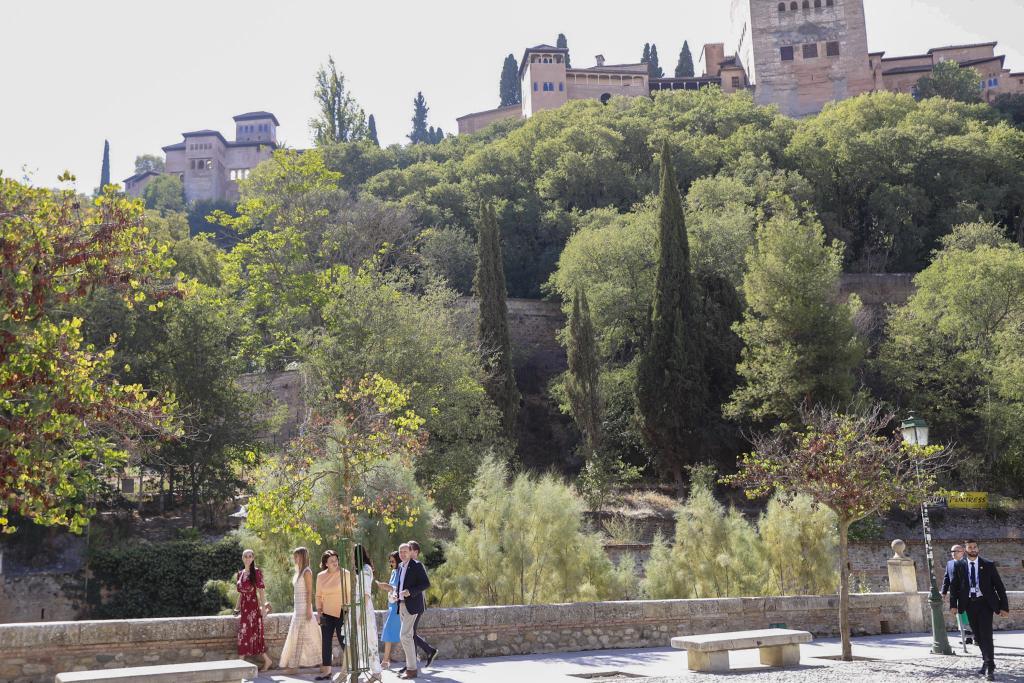 Las imágenes de los acompañantes de los mandatarios en el centro de Granada