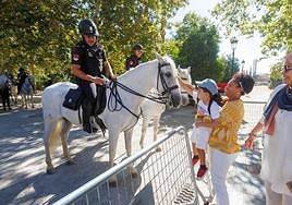 Policías a caballo en el entorno del Palacio de Congresos.