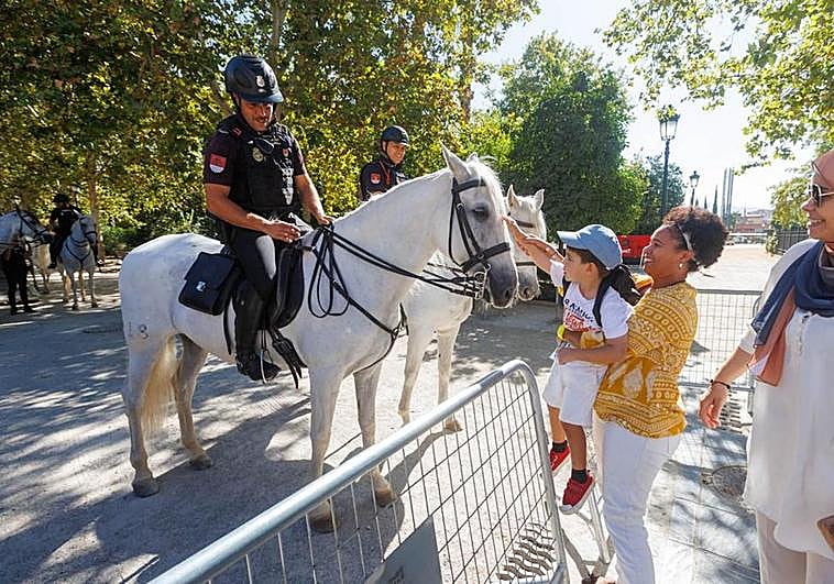 Policías a caballo en el entorno del Palacio de Congresos.