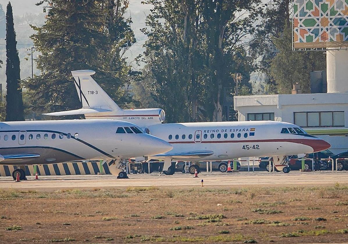 Imagen secundaria 1 - Aeronaves en la pista del aeropuerto y la delegación española tras descender del Falcon. Pepe Marín 