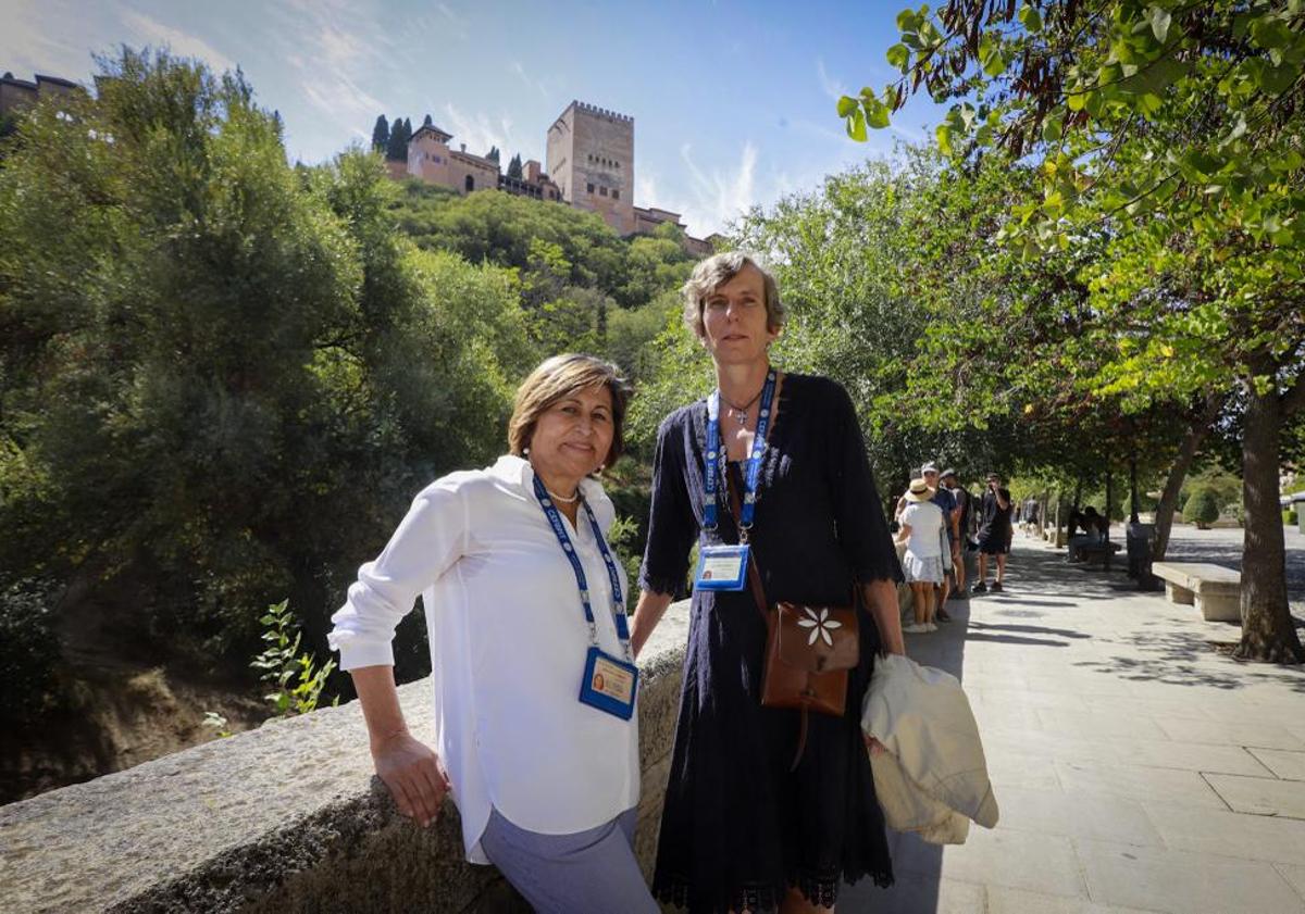 Imagen principal - Rosa Terones y Karim Kabrede, guías oficiales del grupo. Y el grupo, durante su paseo por el Paseo de los Tristes. 