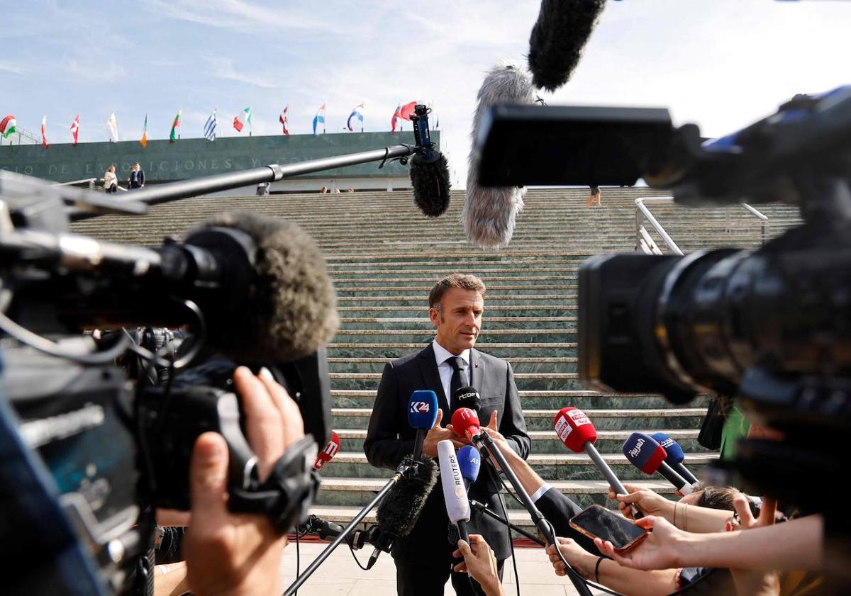 Imagen principal - Emmanuel Macron en las escaleras del Palacio.