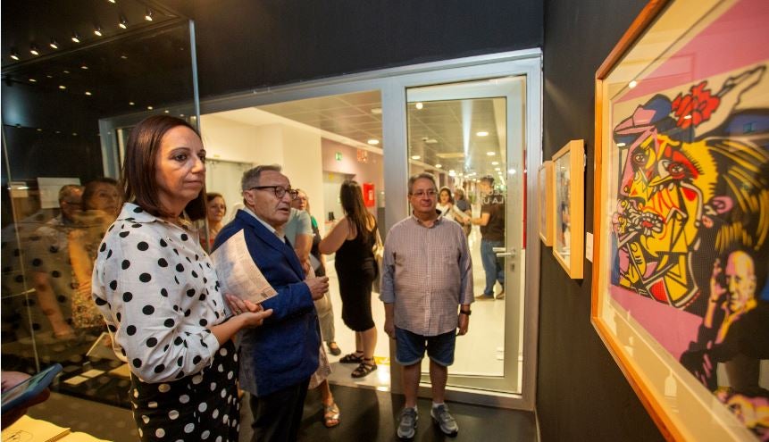 La Vicerrectora de Cultura de la UJA, Marta Torres, y el comisario de la exposición y el catedrático emérito de Historia del Arte de la UJA Pedro Galera Andreu.