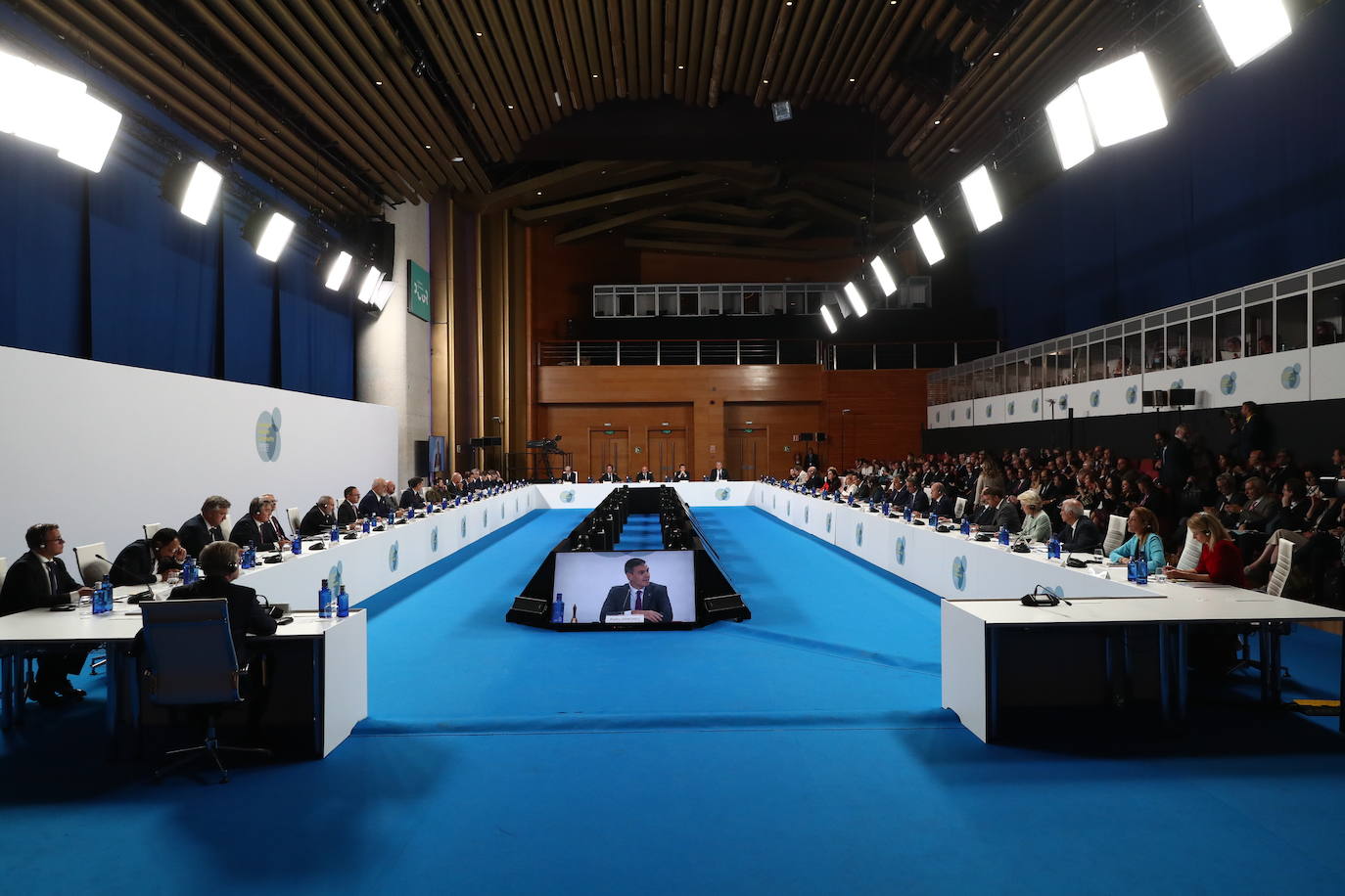 Mesa de reuniones habilitada en la sala Lorca del Palacio de Congresos.