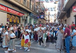 Alumnos de Infantil y Primaria en el pasacalles de la recreación de la Batalla de Bailén.