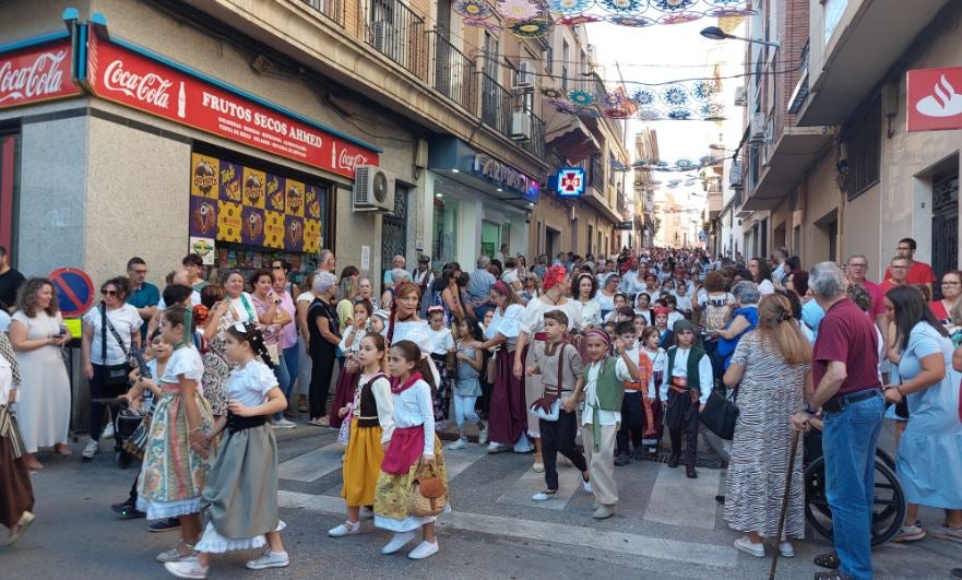 Alumnos de Infantil y Primaria en el pasacalles de la recreación de la Batalla de Bailén.