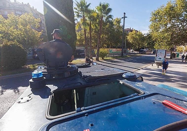 Un policía en una de las tanquetas diseñadas para la seguridad en la cumbre.