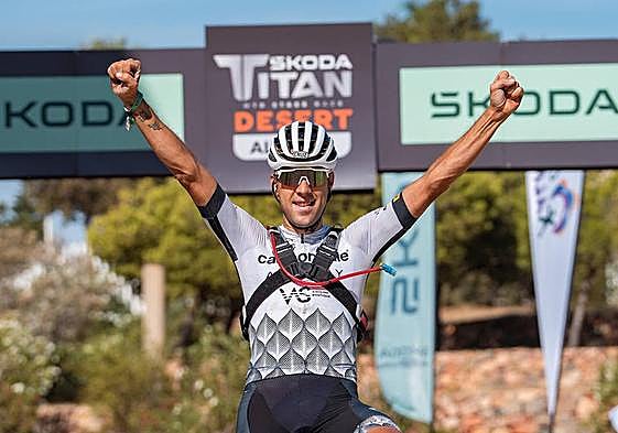 Fran Herrero logró ganar la primera etapa, a pesar de los 'tiburones' con los que corrió