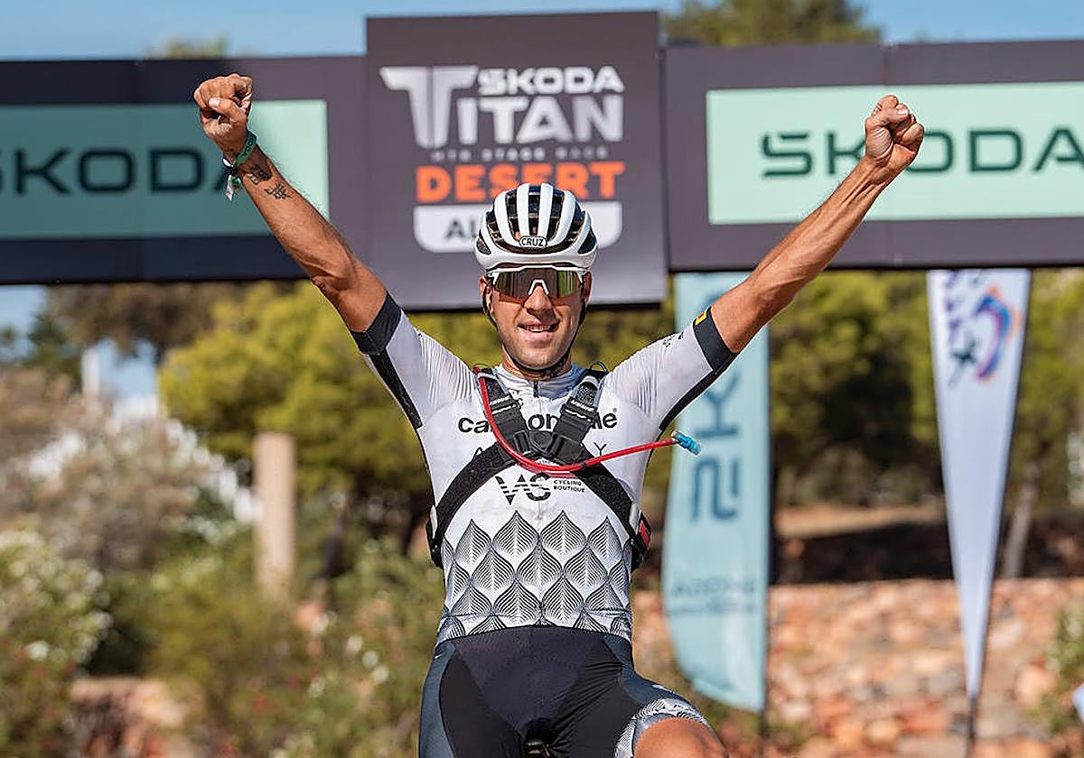 Fran Herrero logró ganar la primera etapa, a pesar de los 'tiburones' con los que corrió