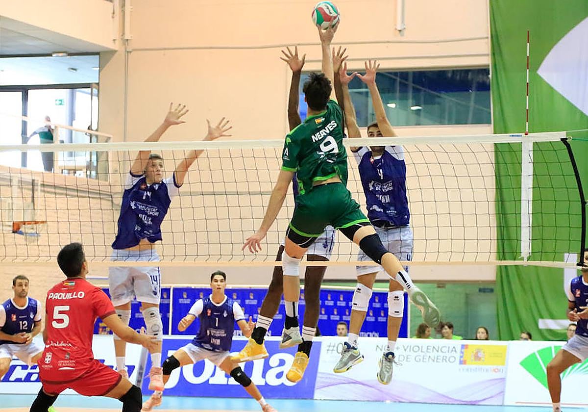 Matt Neaves, máximo anotador del partido, supera el bloqueo de Luis Vidal.