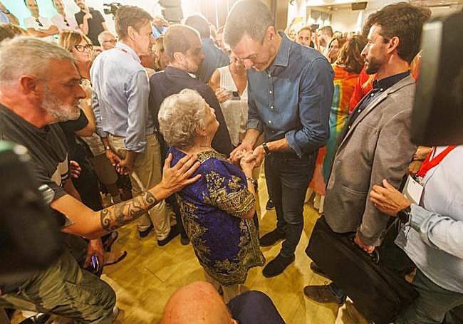 Pedro Sánchez saluda a Francisca, que se ha afiliado al PSOE con 87 años.
