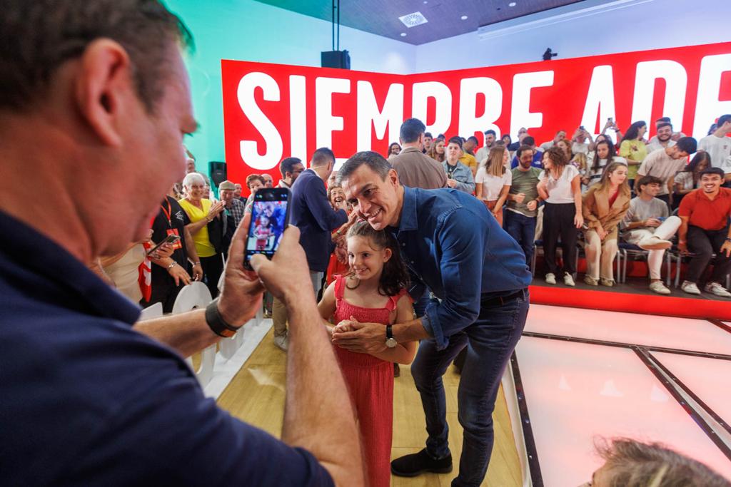 Las imágenes del mitin de Pedro Sánchez en Granada
