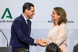 Juanma Moreno y Teresa Ribera, el pasado martes en el Palacio de San Telmo.