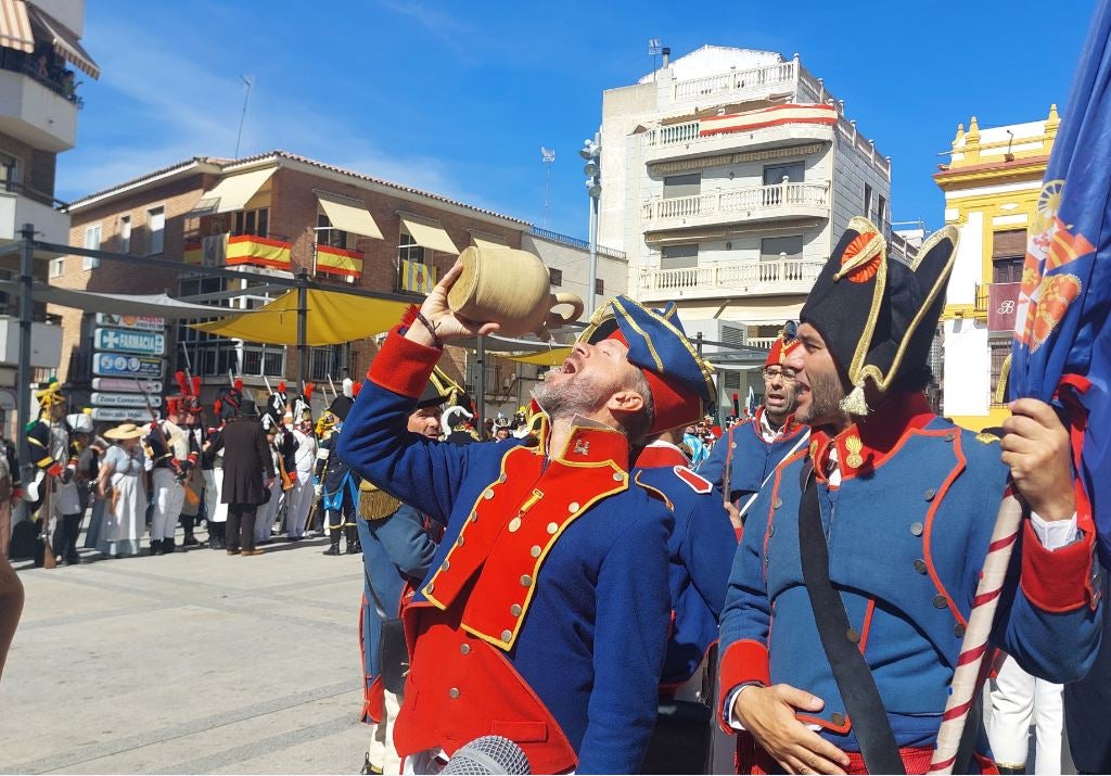 Descanso de los soldados/recreadores en la plaza de la Constitución.