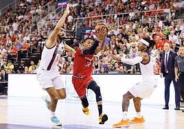 Joe Thomasson penetra por la zona alavesa con dificultad.