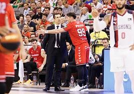 Pablo Pin escucha al base israelí Yiftach Ziv.