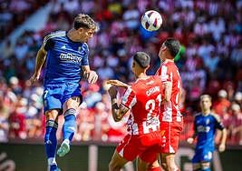 Lucas Boyé se eleva para rematar de cabeza en el partido contra el Almería.