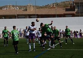 Jugada en el partido entre el Huétor Vega y el Real Jaén.