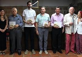 Ganadores de los premios literarios de Baños de la Encina con miembros del jurado.