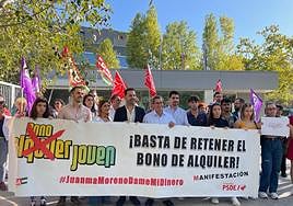 Los manifestantes en la Delegación Territorial de Vivienda de Granada.